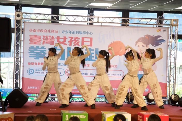 臺南響應臺灣女孩日　百人「拳力以赴」揮出自信新力量 